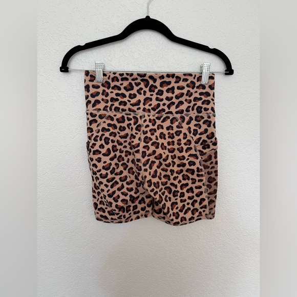 On-The-Go PowerHold® High-Waisted 6'' Short Cheetah - Picture 5 of 6